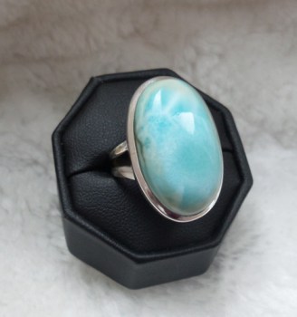 Zilveren ring gezet met ovale Larimar maat 18 mm